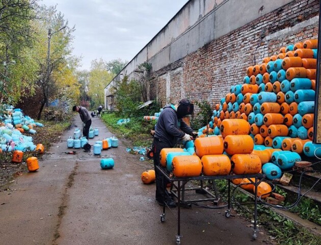 У Луцькому районі волонтери за два дні виготовили для військових пів тисячі буржуйок