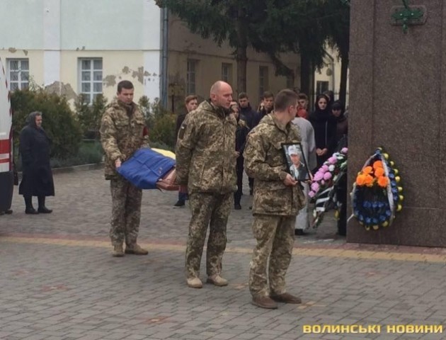 «100 людей на панахиді. Звикли до смертей?» - волонтер про прощання із загиблим бійцем у Луцьку