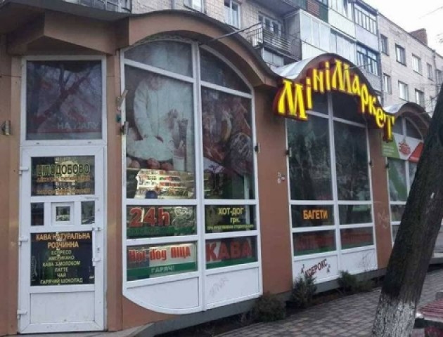 У центрі Луцька муніципали виявили заборонену нічну торгівлю