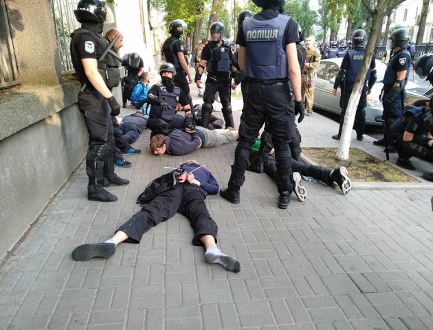 У Києві напали на мітингувальників. ВІДЕО. ФОТО 18 +