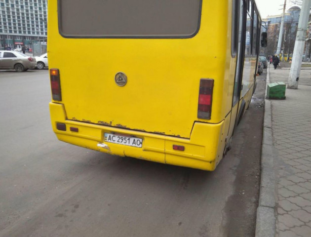 Водія, який затис хлопчикові ногу в маршрутці, усунули від роботи