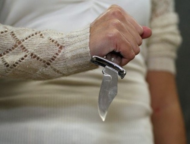 Лучанка за святковим столом підрізала гостя з Львівщини