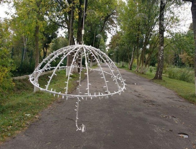 Негода пошкодила ілюмінацію на алеї парасольок у Луцьку. ФОТО