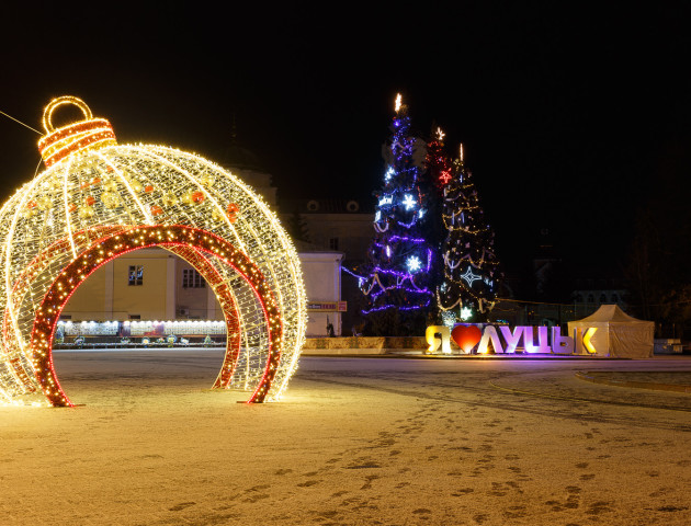 Неймовірні новорічні ілюмінації нічного Луцька у фото
