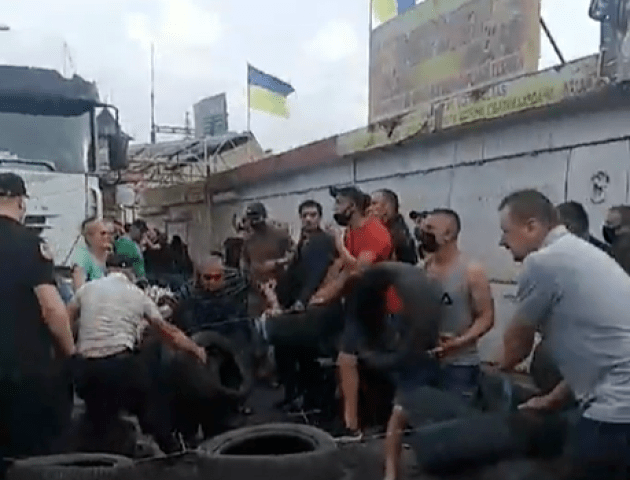 У Луцьку між підприємцями Старого ринку та муніципалами сталася сутичка. Відео
