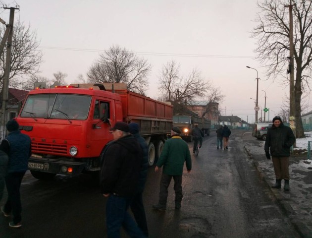 Пекельний рух фур на Волині: сотні вантажівок руйнують містечко