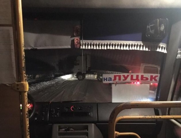 На Волині вантажівка заблокувала рух на трасі