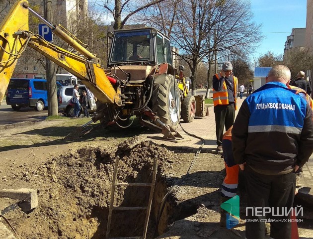 У спальному районі Луцька прорвало трубу