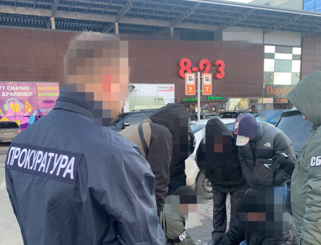 Посадовцям Укртрансбезпеки, які брали хабарі за місце в «єЧерзі» на Ягодині, повідомили про підозру