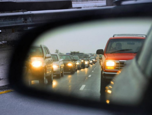 Відсьогодні водії авто мають їздити з увімкненими фарами