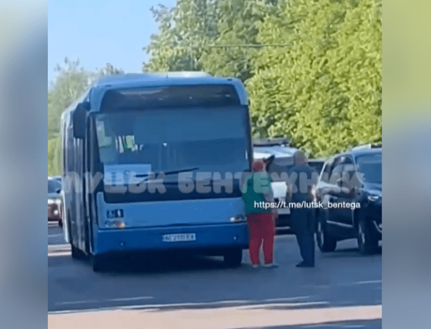 У Луцьку автобус «підрізав» авто: що відомо