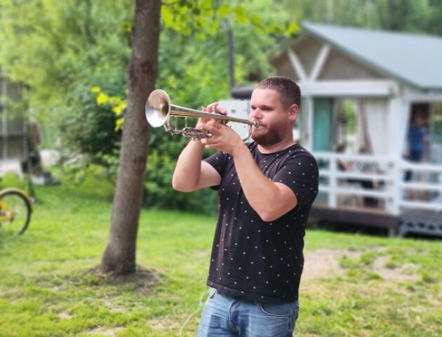 Луцький кликун збирає гроші для ЗСУ музикою