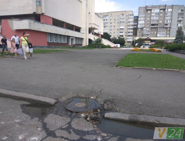 У Луцьку спальний мікрорайон потопає у смороді через прорив каналізації