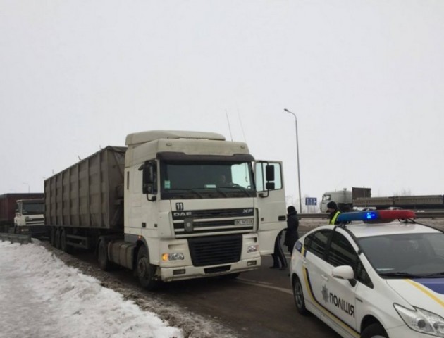 На Волині патрульні витягнули «фуру» зі снігового полону. ВІДЕО