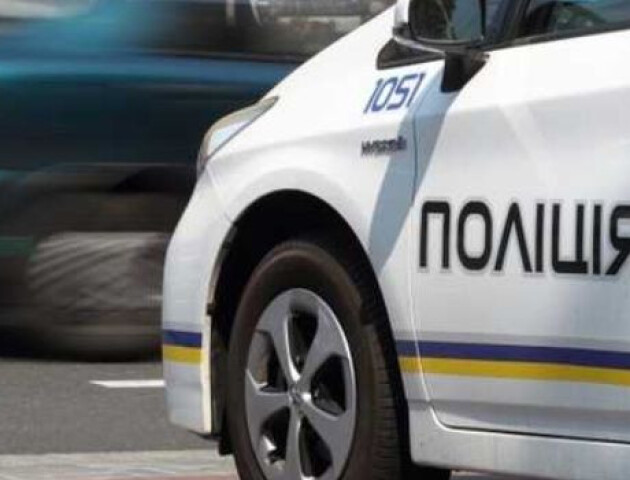Кинув авто і тікав від патрульних: у Луцьку спіймали водія під наркотиками. ВІДЕО
