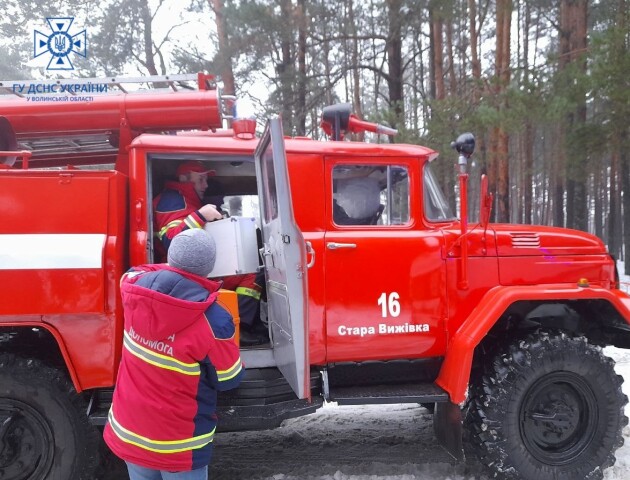 На Волині фельдшер добирався до пацієнтки на пожежному авто. ФОТО