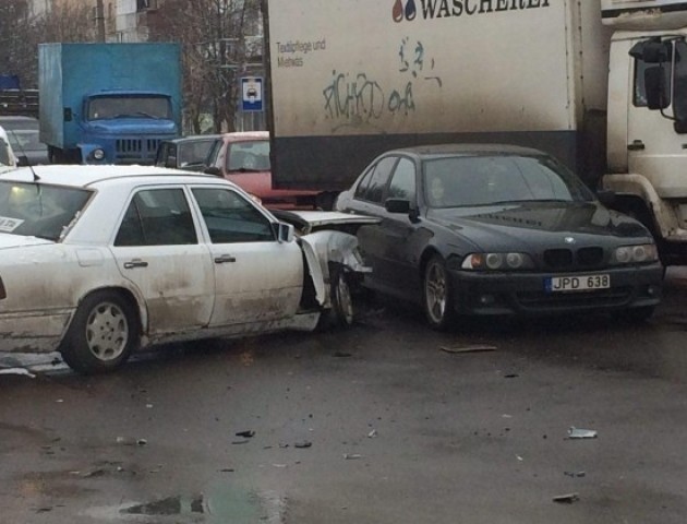 На Рівненській зіткнулися три автомобілі