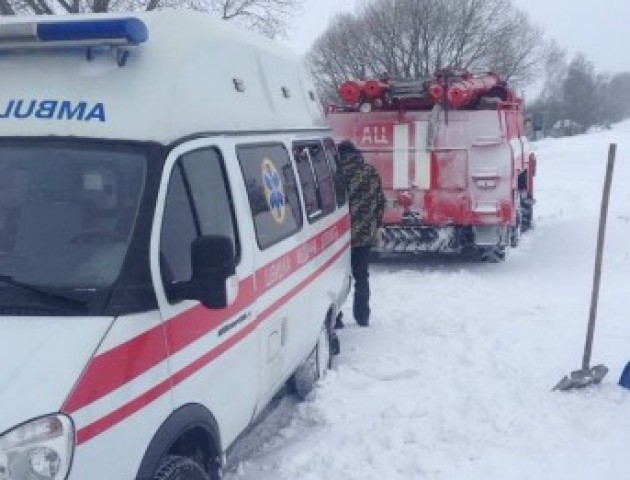 У Луцьку дві «швидкі» застрягли в снігових заметах