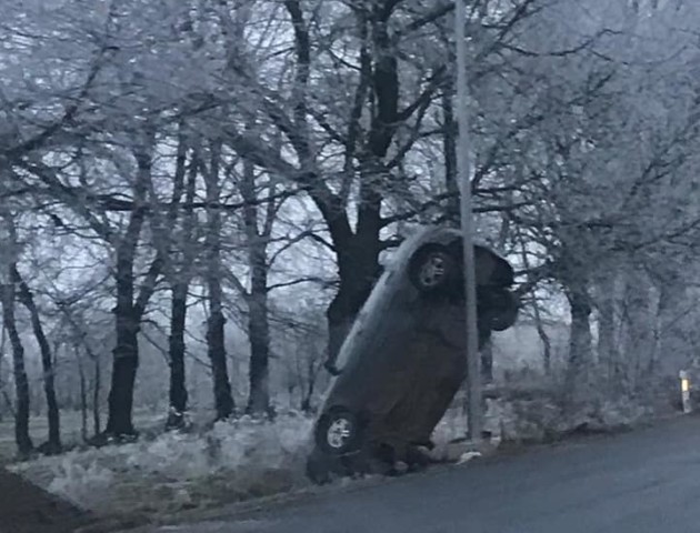 Карколомний кульбіт: на Волині машина встромилася у землю. ФОТО