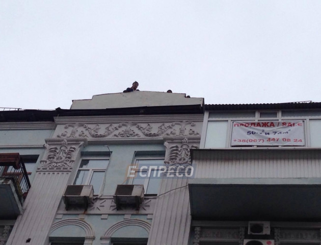 Саакашвілі погрожує стрибнути з 8 поверху, якщо його торкнуться правоохоронці. ВІДЕО
