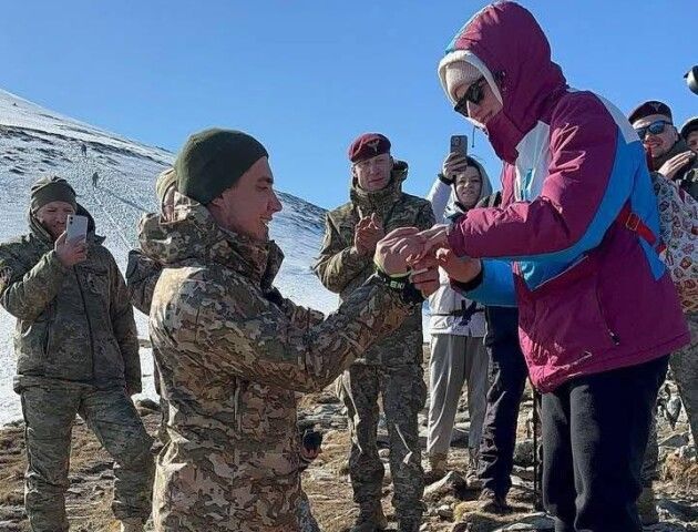 Захисник, який втратив на війні ноги, освідчився коханій біля підніжжя Говерли