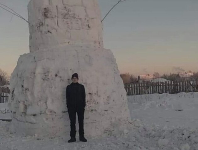 Волинський школяр тиждень «мурував» п'ятиметрового сніговика