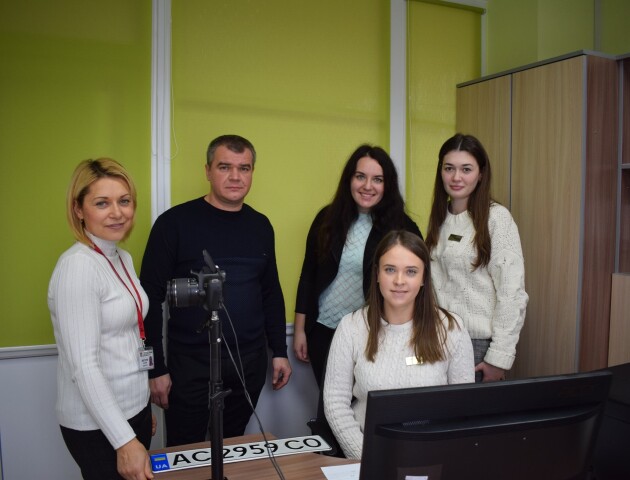 У Луцькому ЦНАПі вперше зареєстрували новий автомобіль. З 10 січня послуга доступна для усіх