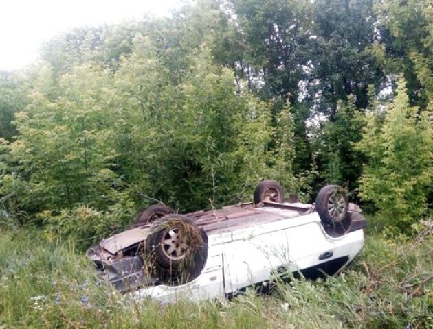 На Волині авто злетіло у кювет та перекинулося
