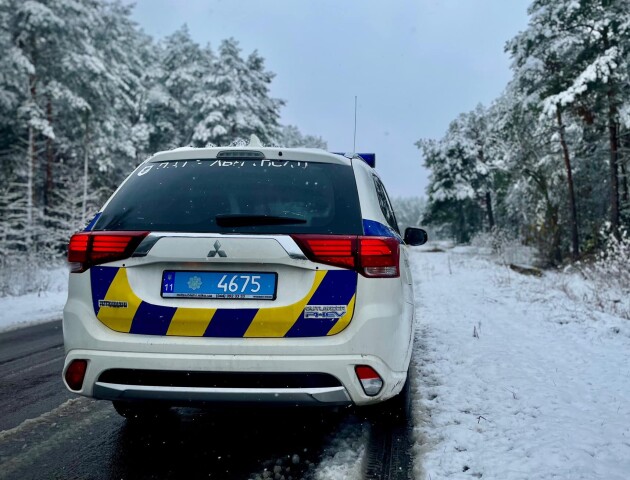 Як безпечно керувати автівкою під час снігопаду та ожеледиці: поради волинських патрульних