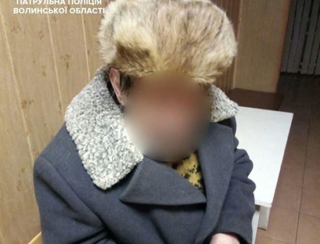 Патрульні допомогли чоловікові літнього віку, не давши йому замерзнути. ФОТО