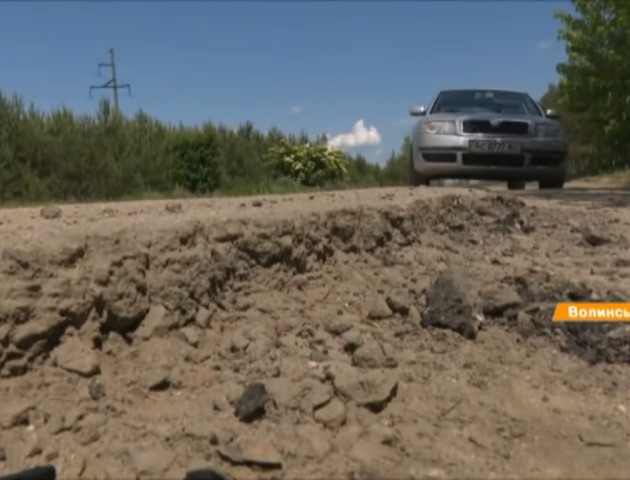 Яма на ямі: на Волині жителі десятків сіл із 80-х років чекають ремонту дороги. ВІДЕО