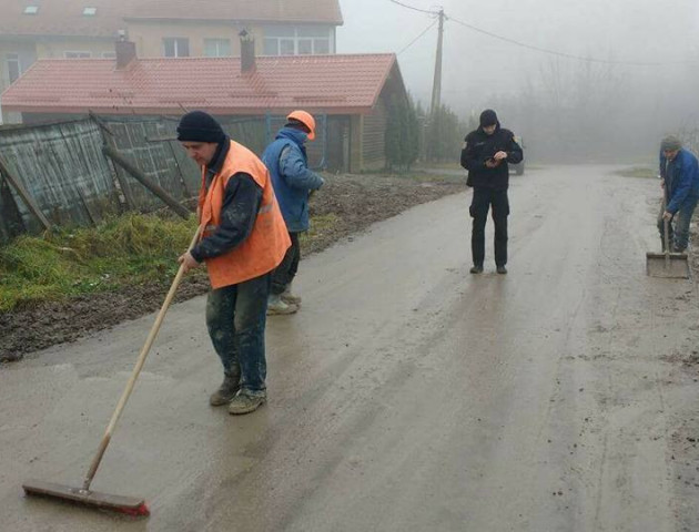 Муніципали знову змусили будівельників прибирати за собою бруд