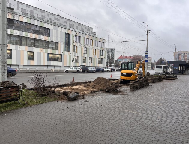 Навпроти «Променя» в Луцьку роблять місця для паркування