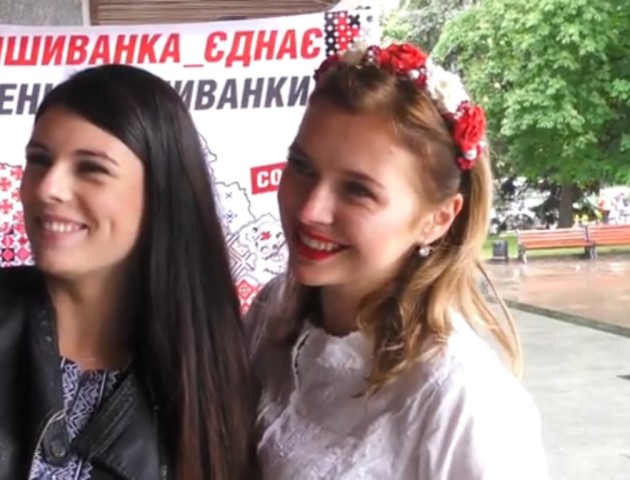 У Луцьку провели акцію до Всесвітнього дня вишиванки. ВІДЕО
