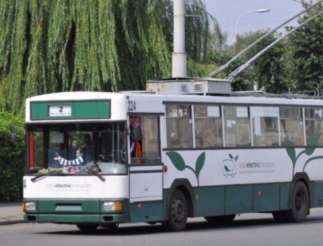 У Луцьку двері тролейбуса затисли маму з коляскою