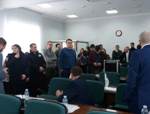 «Муніципали, бійки та гучна музика»: міськрада перетворилася на цирк-шапіто. ВІДЕО