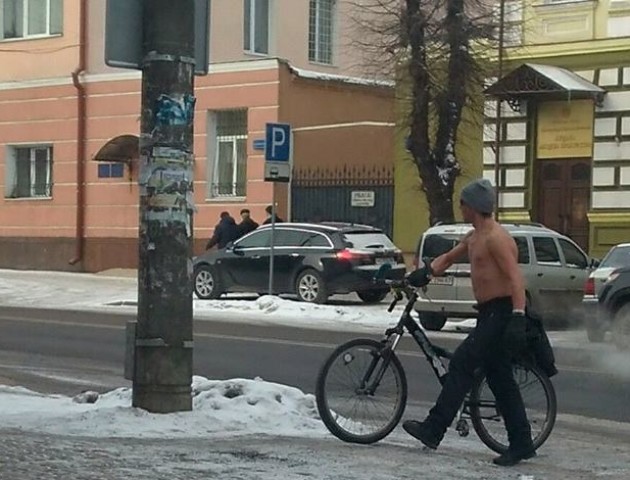 У сильний холод в Луцьку на велосипеді катається напівголий чоловік. ФОТО