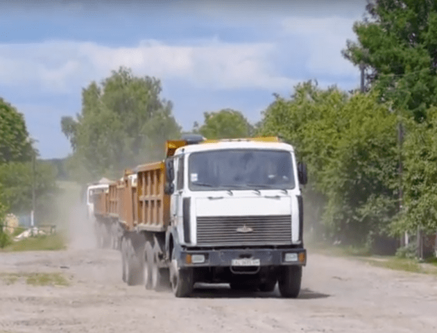 Як фури зруйнували дорогу «Луцьк–Маневичі». ВІДЕО