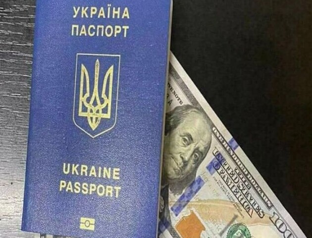 За сприяння у виїзді за кордон волинянин отримав від військовозобов'язаного 5000 доларів США