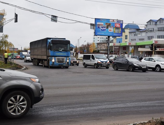 У Луцьку на перехресті Дубнівської і Карпенка-Карого відремонтували дорогу. ФОТО