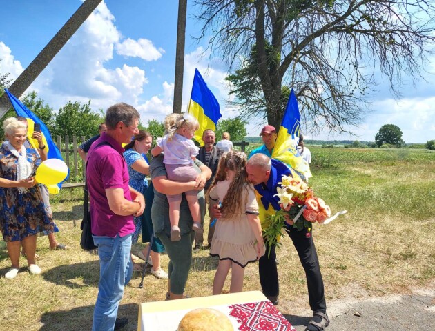 На Волині усім селом зустрічали звільненого з полону захисника