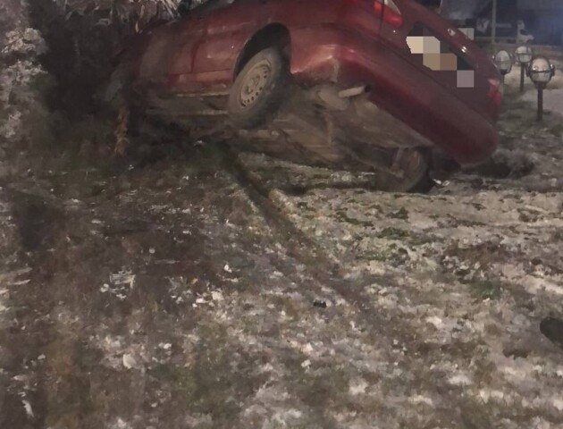 Чоловік викрав з двору у Луцьку авто і скоїв на ньому ДТП. ФОТО