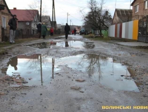 Люди ходять по коліна у багнюці - на Волині село ізольоване від світу. ВІДЕО
