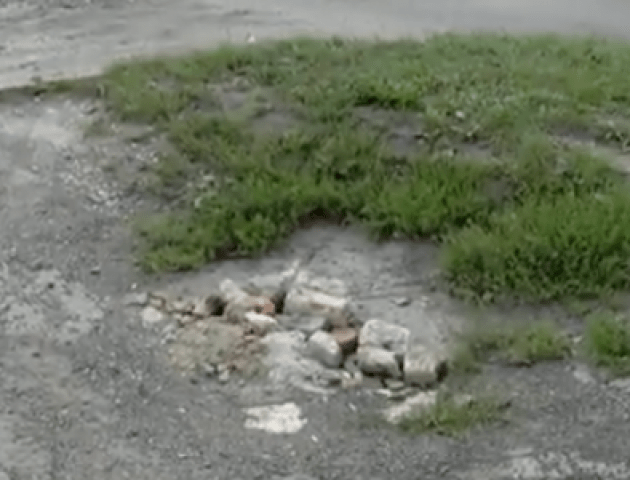 У Луцьку на вулиці Ківерцівській просів асфальт. ВІДЕО