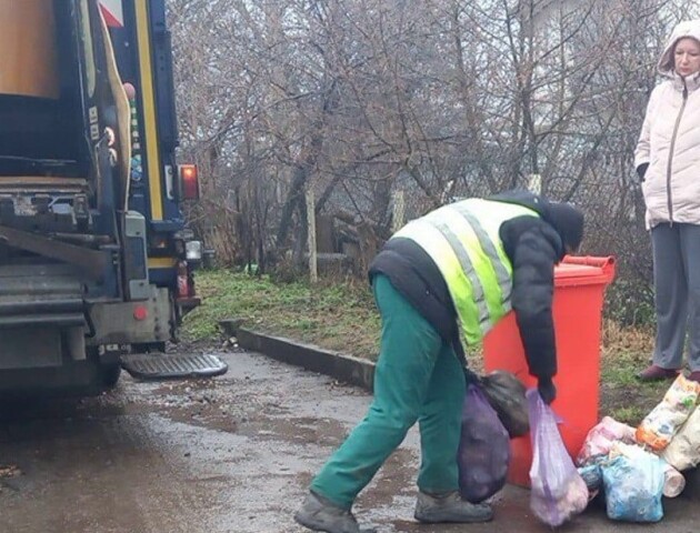 У Луцьку чоловік підкидав своє сміття у чужий контейнер