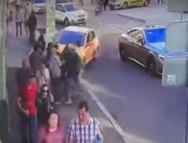 Скандал на ЧС-2018: у Москві таксі в'їхало в натовп уболівальників. ФОТО. ВІДЕО