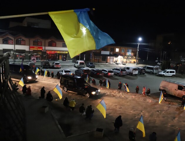 Живим коридором і навколішки: громада на Волині зустріла полеглого Героя. ФОТО