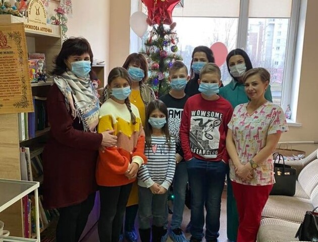 Волинські школярі придбали меблі для потреб онкохворих дітей