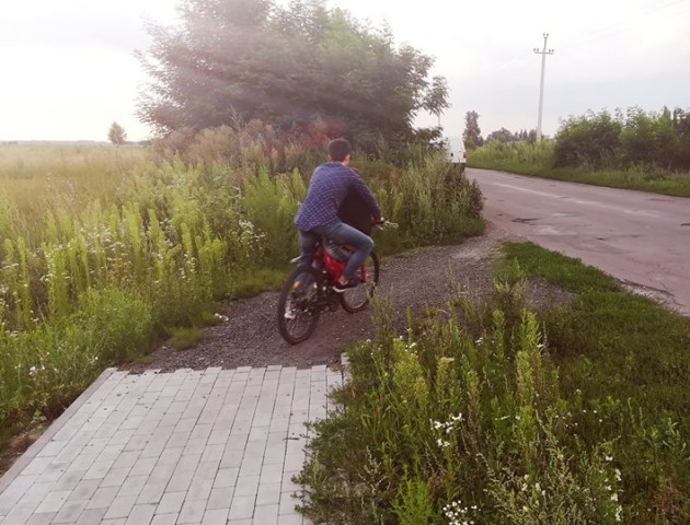 Луцький журналіст обурився «доглянутою» територією біля велодоріжки в Жидичині. ФОТО