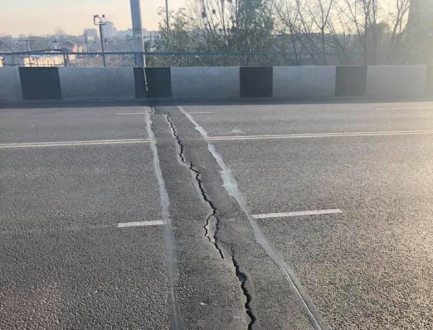 На мосту біля «Там-Таму» з'явилась велика тріщина. ФОТО